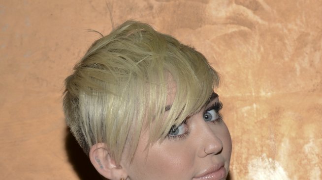 Майли Сайръс си търси приятелки