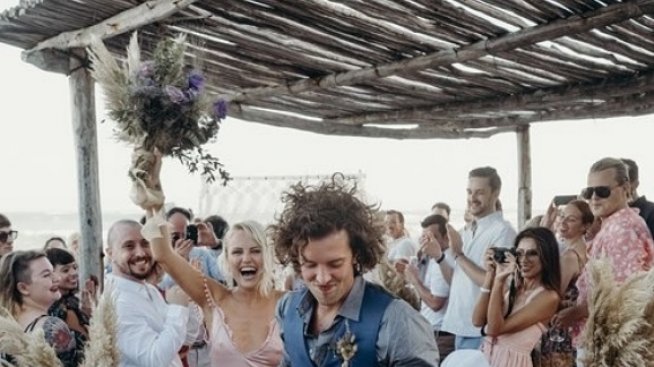 Малин Акерман се омъжи в розова рокля