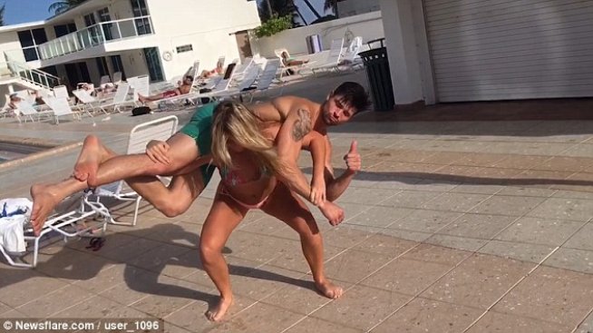 Шведка – модел вдига мъже вместо щанги (ВИДЕО)