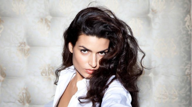 Съседка ще съблазнява Бонд