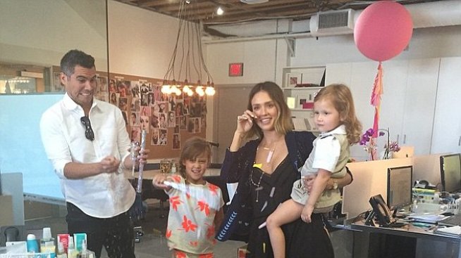 Джесика Алба плака на рождения си ден