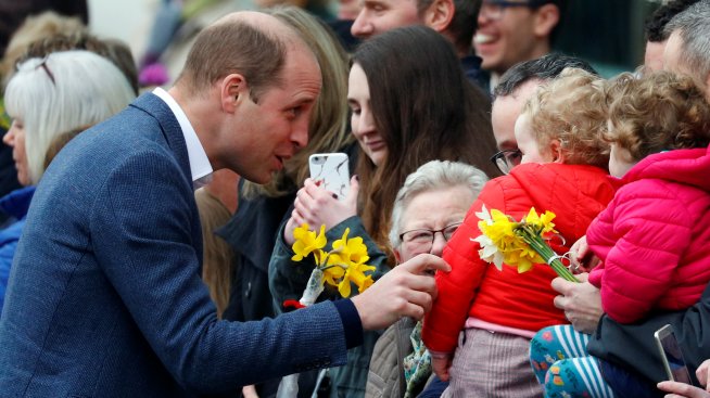 Истински татко: Принц Уилям прави прически на дъщеря си