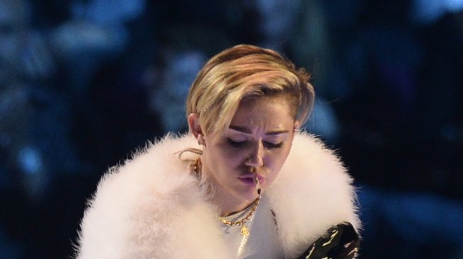 Майли пак заложи на туъркинга и дори запали джойнт на сцената