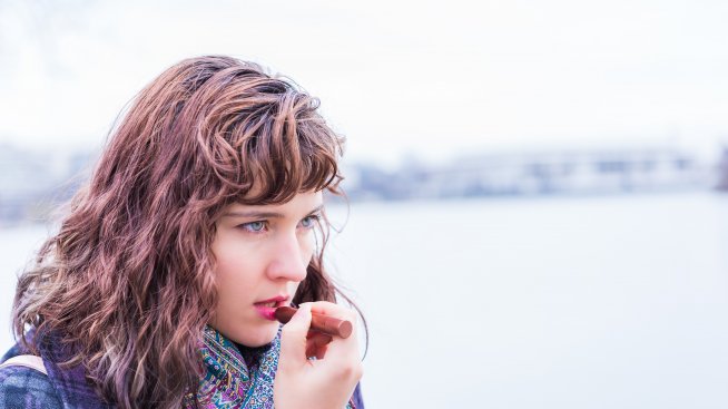 Как да се справите с напуканите устни?