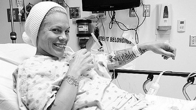 Пинк празнува рождения ден на щерка си в болница