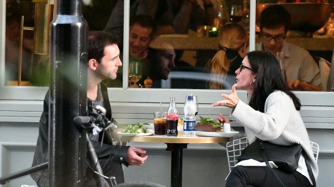 Кортни Кокс се изпокара с годеника си на улицата