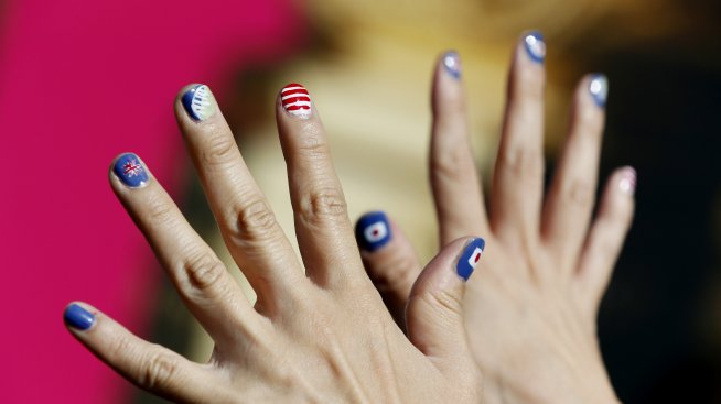 И така става. Момиче си сложи 116 слоя лак за нокти