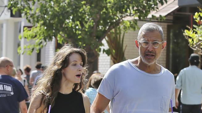 Джеф Голдблум се сгоди