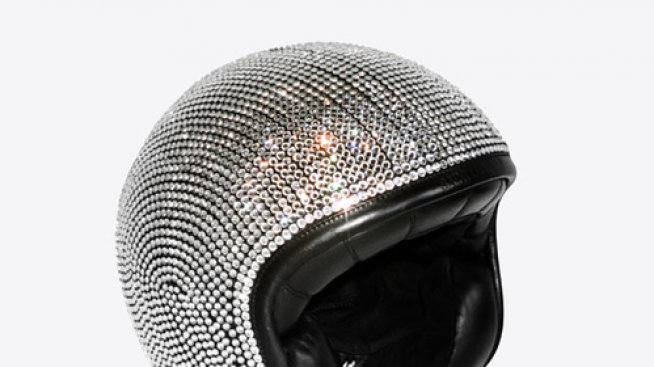 Каска за скутер... висша мода