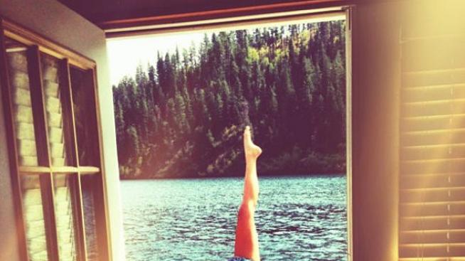 Знаменитостите се надпреварват да си правят йога селфита