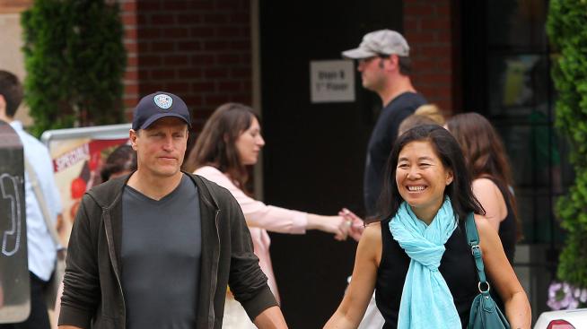 Уди Харелсън демонстрира какво е щастлив брак