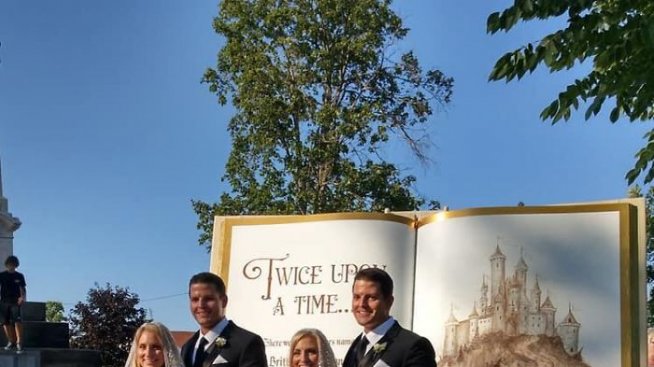 Всичко по 2: Сватба на еднояйчни близнаци се прочу в мрежата