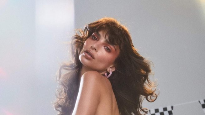 Секси диско дива: Емили Ратайковски и банските за сезона