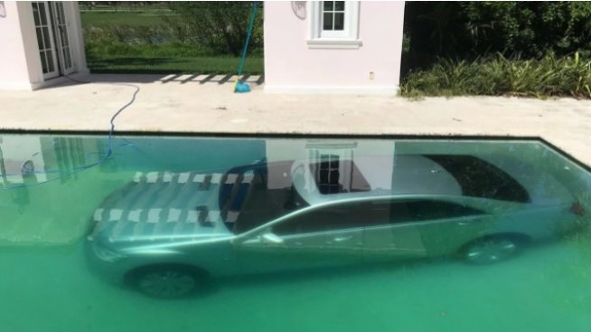 Отмъщение: Руски модел „паркира“ колата на бившия си в басейна