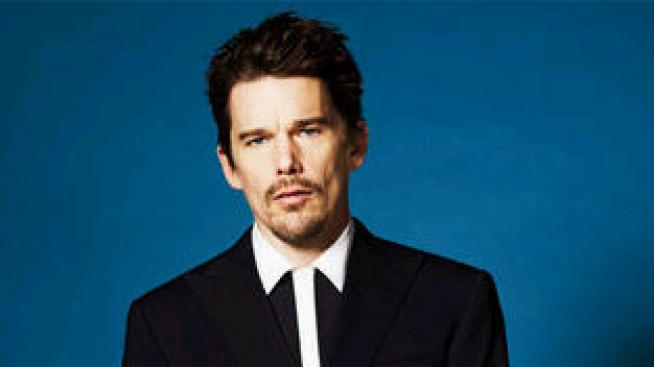 Итън Хоук – секси и чаровен за немското GQ