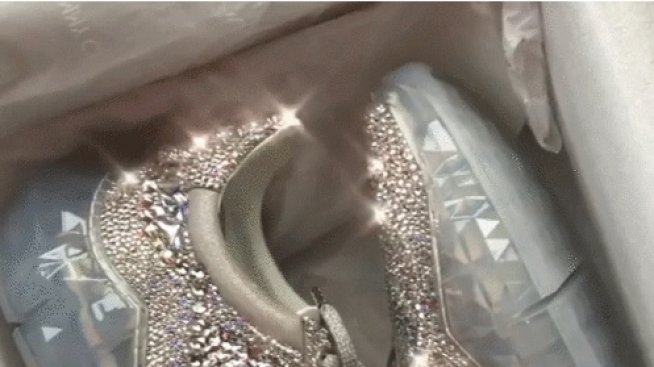 Best Seller: Блестящите маратонки на Jimmy Choo