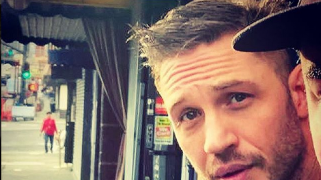 По мъжки: Том Харди се татуира, заради бас с Ди Каприо