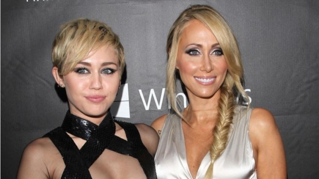 Майката на Майли Сайръс разкри защо дъщеря й не се жени