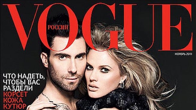 Фронтменът на Maroon 5 се появи гол с гаджето във Vogue