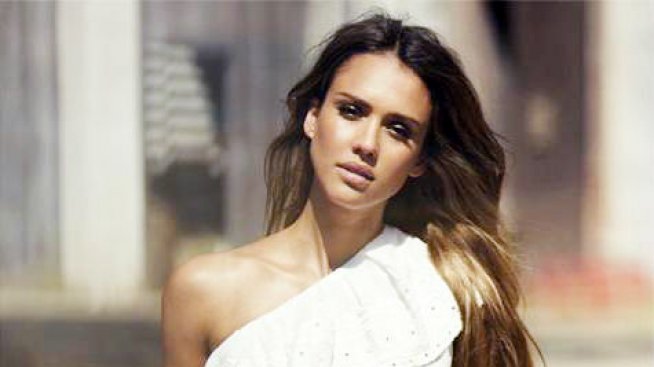 Джесика Алба се поти три месеца под ластичен колан