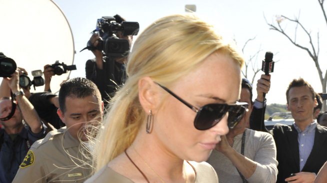 Линдзи нае PR фирма да й оправя имиджа