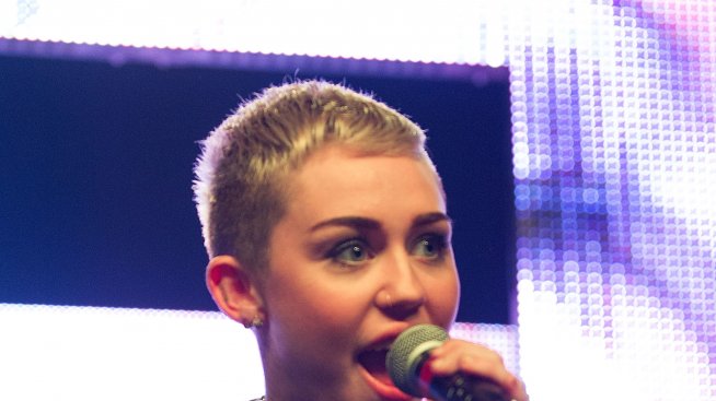 Майли Сайръс си забрави сутиена