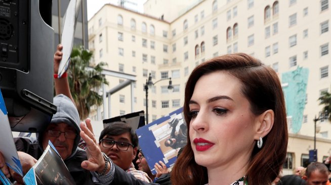 Мъж беше намушкан по време на снимки на филм с Ан Хатауей