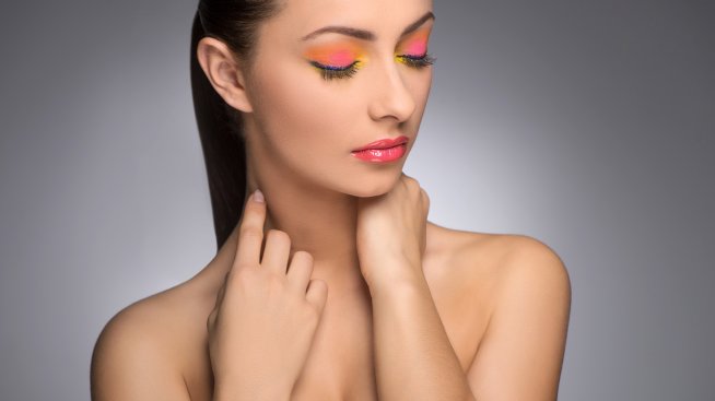 Точните цветове сенки правят интензивен цвета на очите