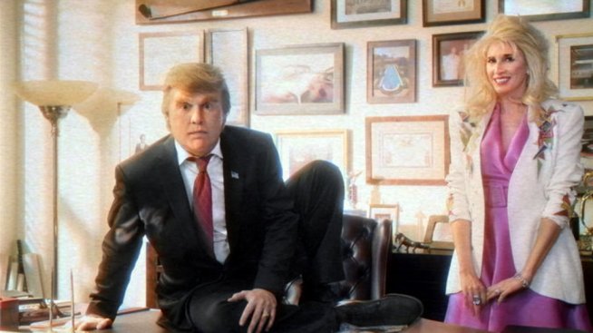 Джони Деп – с бузи и перука – в пародия за Доналд Тръмп