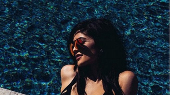 17-годишната Кайли Дженър провокира със секси снимки