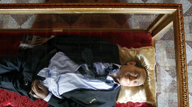 Погребаха Берлускони в стъклен ковчег