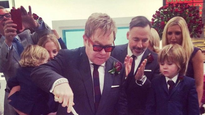 Елтън Джон сключи брак с Дейвид Фърниш