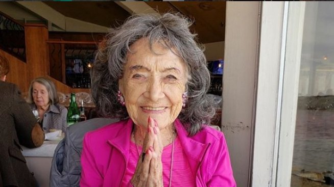 100-годишна баба шашна света: Още практикува йога