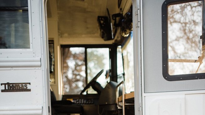 Семейство превърна училищен автобус в стилен мобилен дом