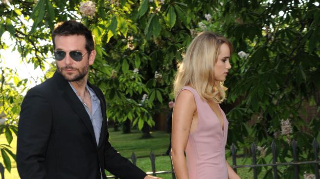 Брадли Купър настани гаджето си Суки в дома на майка си