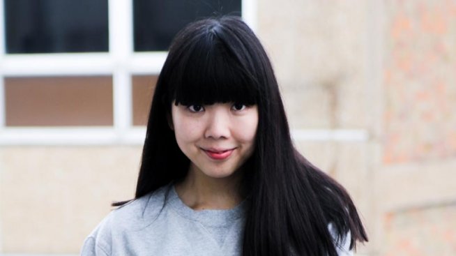 Как да носите дрехи с дизайнерски надписи?