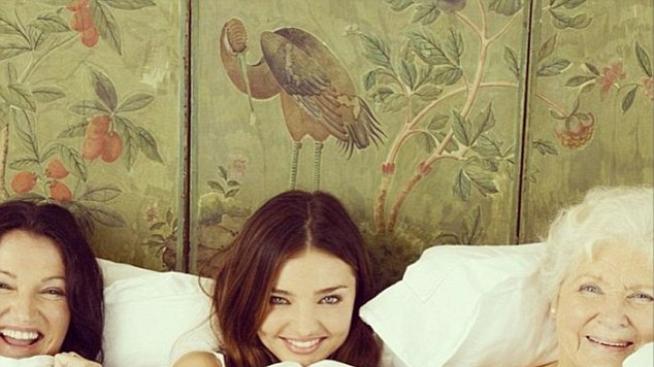 Миранда Кер позира в леглото с баба си