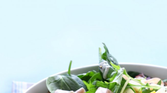 Салата с авокадо, шоколадов дресинг и пипер