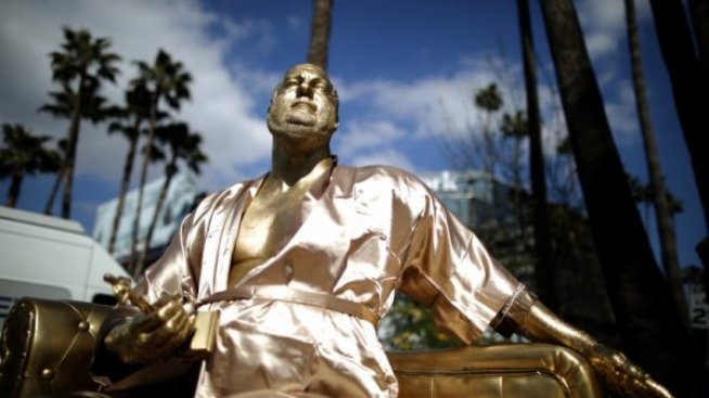 „Кушетка за кастинг“: Харви Уайнстийн – по халат, върху легло...