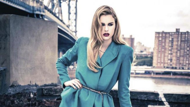 Фатална жена като от ретро филм