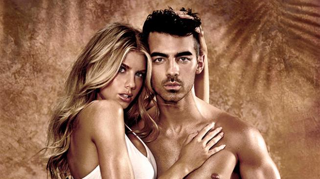 Секси двойка: Джо Джонас и Шарлот Маккини