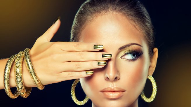 Огледален маникюр с прах – как да си го направите у дома?