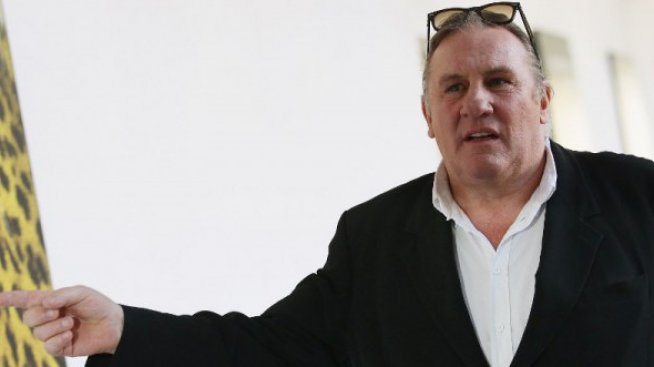 Депардийо се извини, пишкал в самолет