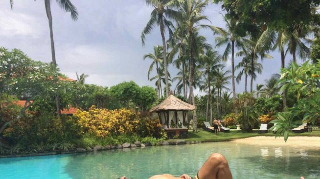 Илиян като плеймейтките – позира в Бали