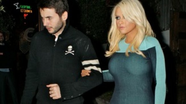 Гаджето на Агилера обожава тялото й