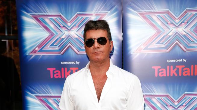 Саймън Кауъл си поставя инжекции с витамини