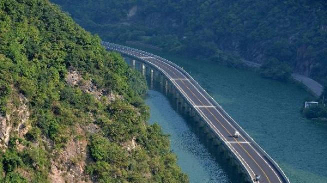 В Китай построиха еко път над вода