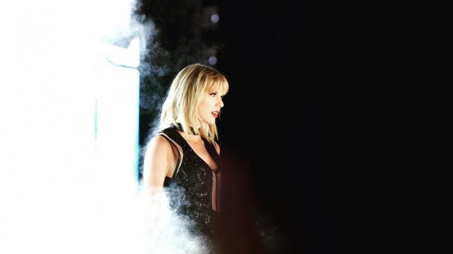 Тейлър Суифт - подложена на "продължително" и "умишлено" опипване