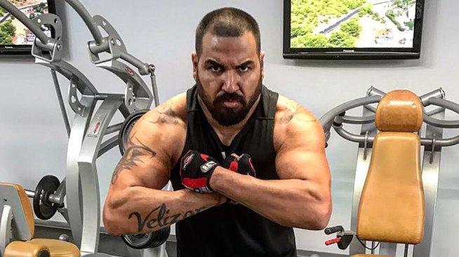 Азис се пъчи във фитнеса