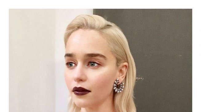 Драма, мама: Емилия Кларк и тъмните червила